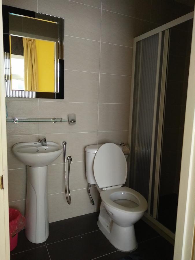 Xenia Homestay Кучинг Екстериор снимка